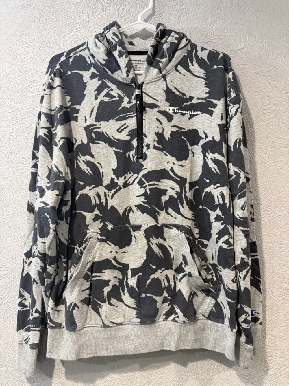 Champion 1/4 Zip Sweatshirt, size Medium